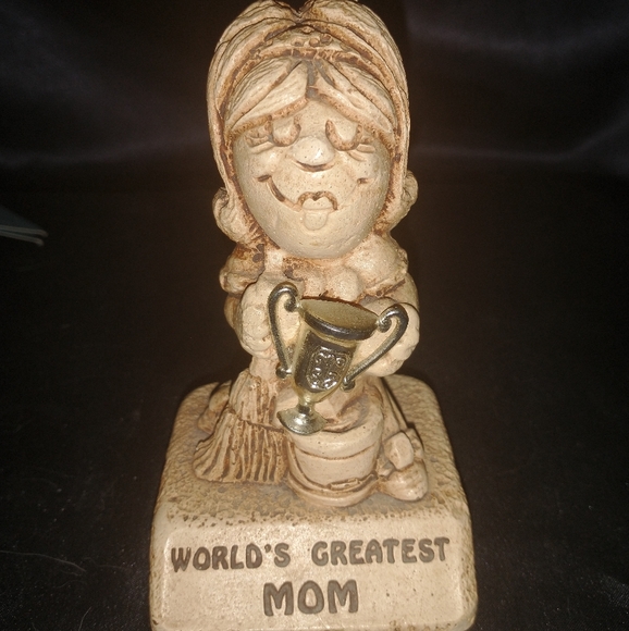 # 1 Mom Vintage Trophy - Picture 1 of 4